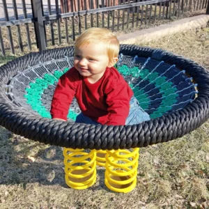 Bocianie gniazdo ze spręzynowiec z chłopcem